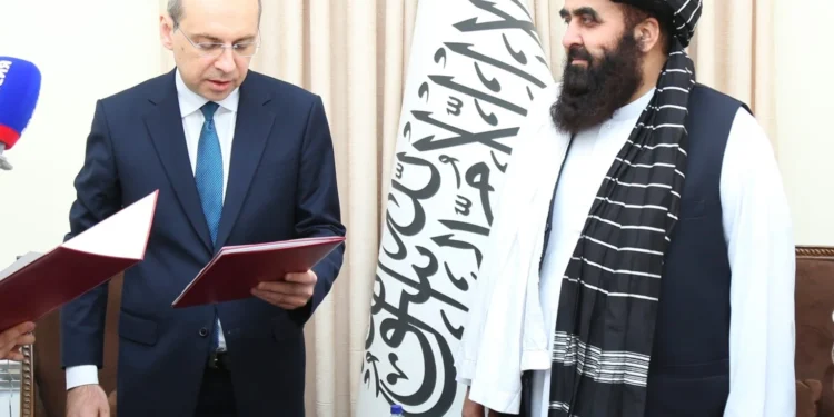 روسیه تامانیدن طالبان رسمیت‌گه تَن آلینیشی جدی تنقیدلرگه یوز مه یوز بۉلدی