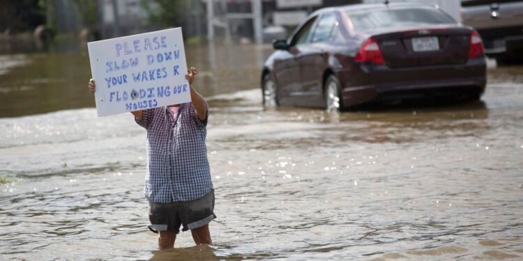 امریکاده سوو تاشقینلری اۉنلرچه کیشی اۉلیمی‌گه سبب بۉلدی
