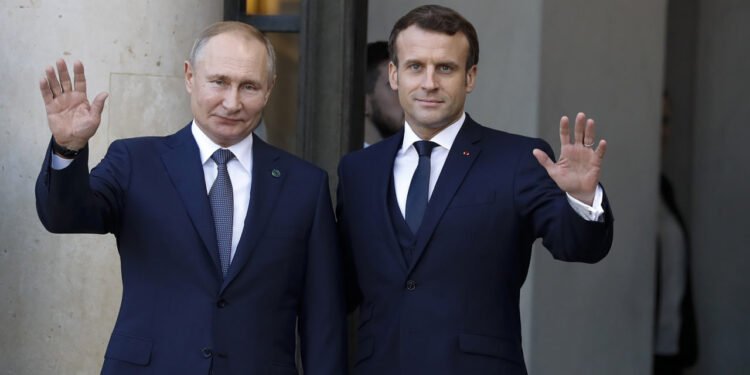 پوتین و مکرون اوچ ییلدن کېین تلیفونی ملاقات قیلیب اوکراین اوروشی حقیده فکر المشتیردی