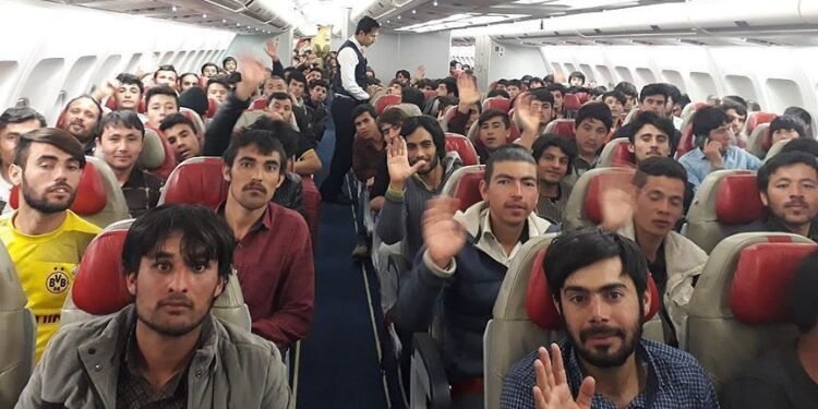 افغانستان‌لیک تورک فعاللر مملکتلر تامانیدن مهاجرلر افغانستان‌گه قیتریلیشی‌دن تنقید قیلدی