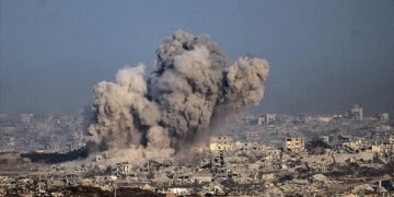 غزه‌ده اسراییل هجوملری‌ده کمیده ۱۳ کیشی جان بېریب و اۉنلرچه کیشی یره‌لندی