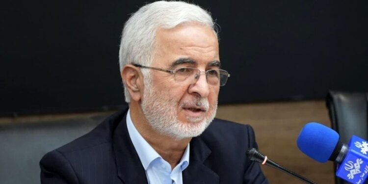 ایران ایچکی ایشلر وزیری حاضرگچه بیر میلیون افغانستان‌لیک مهاجر چیقاریلگنیدن خبر بېردی