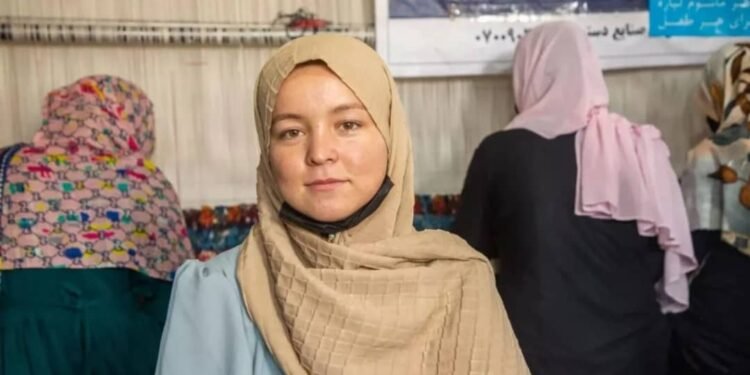 خلق ارا یاشلر کونی؛ یونیسف هرات ولایتیده ۲۰۰ قیز اوچون تیکووچیلیک تعلیمی بۉییچه زمینه یرهتدی