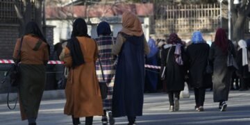 افغانستان‌ده ۹۰ فایزدن‌ آرتیق اهالی قیزلر اۉقیشینی خواهله‌دی دېب بیلدیردی