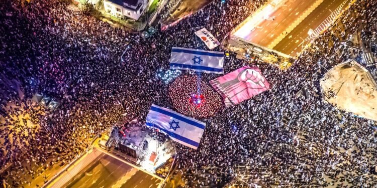 اسراییل‌ده مینگلرچه کیشی غزه اوروشی‌ دوامی‎‌گه قرشی ناراضلیک نمایش اۉتکزدی