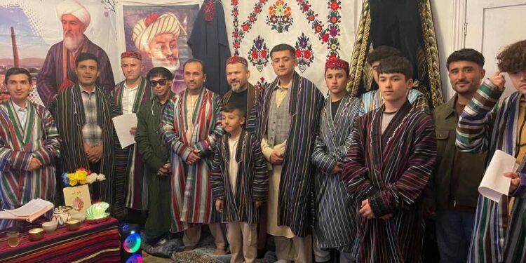 انگلستان‌ده اۉزبېک فعاللر مولانا لطفی هروی یادوخاطره‌سیگه بغیشلب بیر ییغین اۉتکزدی