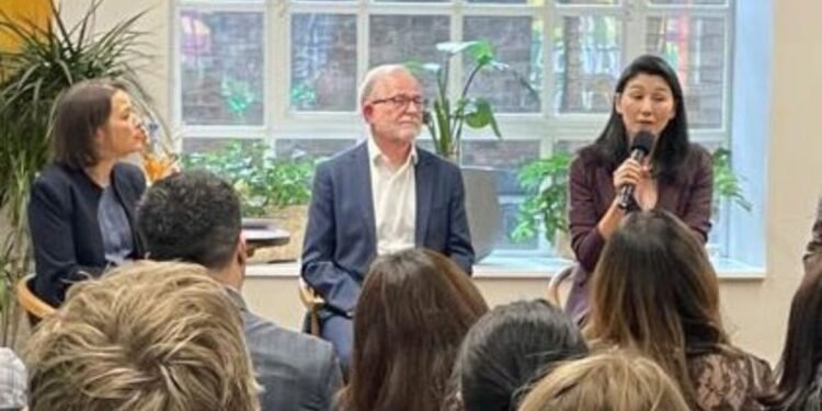 بویوک بریتانیانینگ مخصوص وکیلی: افغانستانده انسان حقلرینی بوزگنلر جوابگر بۉلیشی کېرهک