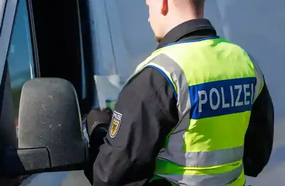 آلمان ایچکی ایشلر وزیری: کۉپراق مهاجر افغانستان و سوریه‌گه قیتریله‌دی