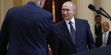 پوتین و ترامپ اوچره‌شووی؛ امریکا و روسیه دولت رهبرلری یالغیز ترجمان‌لر حضوریده مذاکره اۉتکزه‌دی