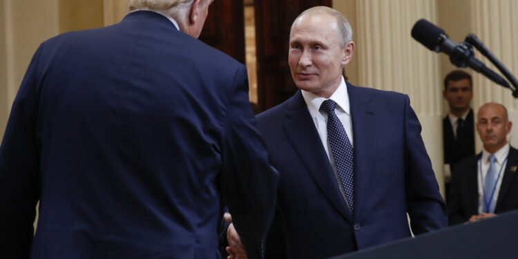 پوتین و ترامپ اوچره‌شووی؛ امریکا و روسیه دولت رهبرلری یالغیز ترجمان‌لر حضوریده مذاکره اۉتکزه‌دی