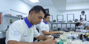 گینس رکوردی عرفه‌سیده‌گی اۉزبېکلر؛ اۉزبېکستان طلبه‌لر بیر وقتده ۲۰۰۰ روبات‌نی ایش‌گه توشیره‌دی