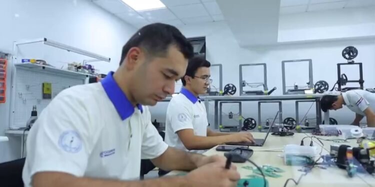 گینس رکوردی عرفه‌سیده‌گی اۉزبېکلر؛ اۉزبېکستان طلبه‌لر بیر وقتده ۲۰۰۰ روبات‌نی ایش‌گه توشیره‌دی