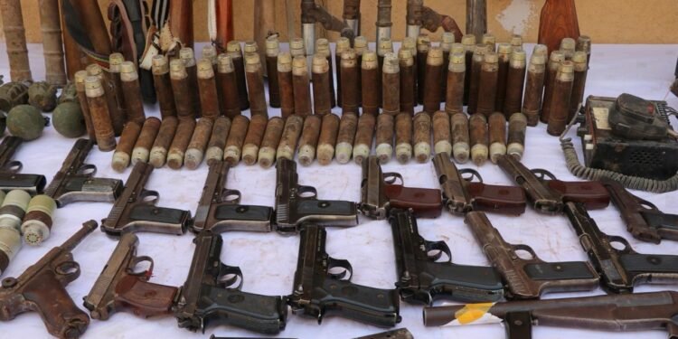 قندوزده طالبان تامانیدن اۉنلرچه قورال و مینگلرچه اۉق ضبط اېتیلگن