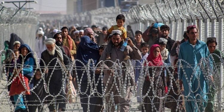 اۉتگن بیر هفته‌ دوامی‌ده ۱۰۷ مینگ‌دن آرتیق مهاجر ایران‌ و پاکستان‌دن افغانستان‌گه قیتریلگن