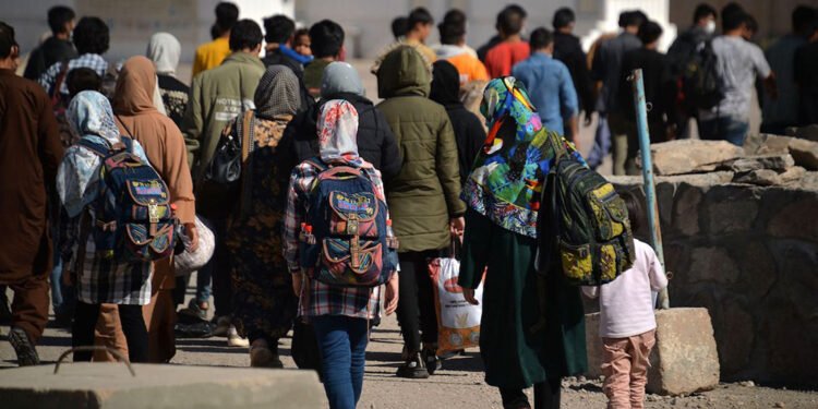 مهاجرلر قیتیشی؛ بیر کون ایچیده ۱۶۰۰دن آرتیق مهاجر عایله مملکتگه قیتریلدی