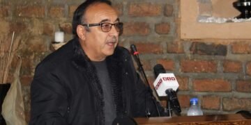 استاد کوهکن وفاتی؛ آرال: اۉزبېک ادبیاتی و تیلی‌نینگ ییریک چناری قوله‌دی