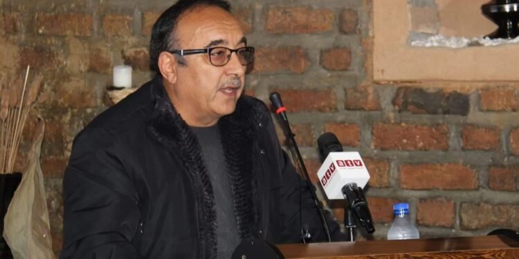 استاد کوهکن وفاتی؛ آرال: اۉزبېک ادبیاتی و تیلینینگ ییریک چناری قولهدی