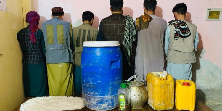 بلخده طالبان تامانیدن آلتی کیشی شراب و مخدره ماده ساتیشگه عیبلنیب اوشلندی