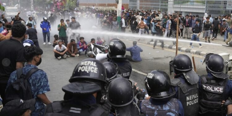 نپال‌ده قانلی ترتیب‌سیزلیکلر؛ اجتماعی صحیفه‌لرگه یره‎‌تیلگن چیکلاو بیکار قیلیندی