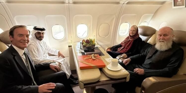 طالبان قماقخانهسیدن آزاد اېتیلگن بریتانیالیک ایر و خاتین بو مملکتگه ییتیب باردی