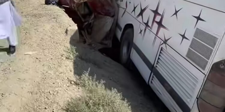 غزنی‌ده اۉلیملی ترافیکی حادثه؛ بیر عیال و ایرکک تۉرت باله‌سی بیلن بیرگه جان بېردی