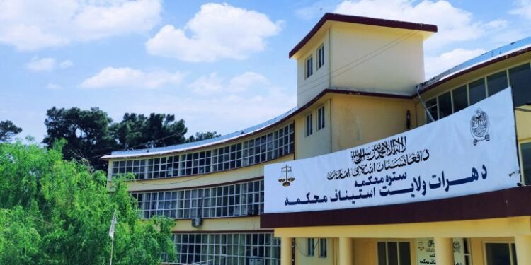 هراتده بیرعیال طالباننینگ آچیق محکمهسی جریانی چاغیده اۉققه توتیلیب اۉلدیریلدی