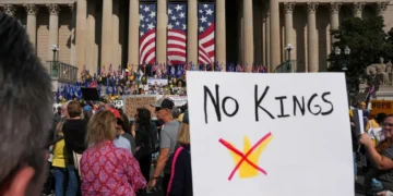 دونالد ترامپ‌گه قرشی ناراضلیک؛ میلیون‌لب انسان اشتراکیده کینگ ناراضلیک نمایش اۉتکزیلدی