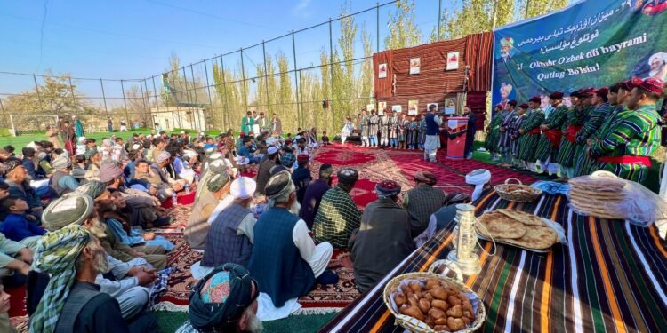 سرپلنینگ تبر قیشلاغیده اۉزبېک تیلی بیرهمی مناسبتی بیلن احتفالده اۉتکزیلدی