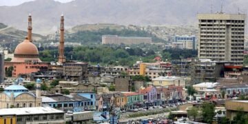 افغانستان‎‌گه مهاجرلر قیتیشی؛ شهرلر اهالیسی کۉپه‌ییب ینگی باسیملرگه سبب بۉلماقده