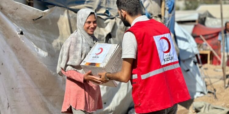 غزه‌ده انسان‌پرورلیک یاردملر؛ سونگی کونلرده کمیده ۳۵۰ یاردم یوک‌لنگن موتر غزه‌گه بارگن