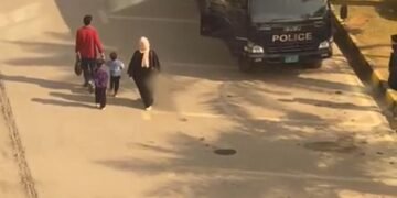 پاکستانده اۉتگن کېچه اۉنلب افغانستانلیک مهاجر عایله توتقینگه آلینگن