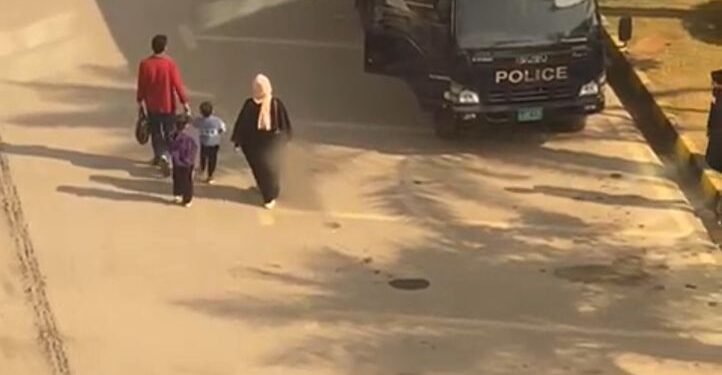 پاکستانده اۉتگن کېچه اۉنلب افغانستانلیک مهاجر عایله توتقینگه آلینگن