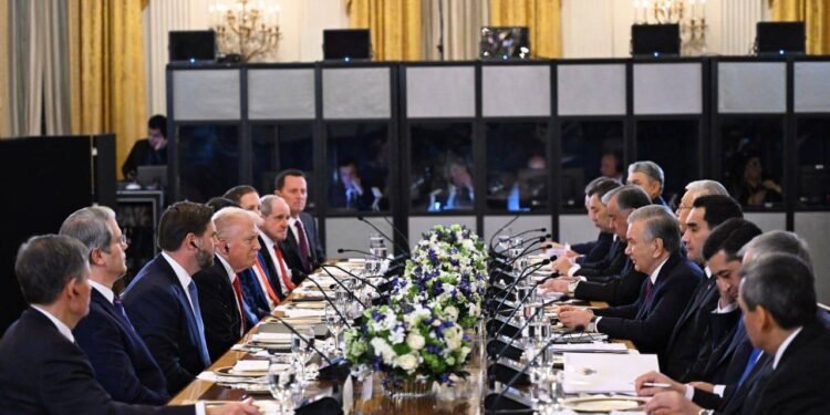 اۉرته‌ آسیا دولت رهبرلری آق‌سرای‌ده دونالد ترامپ بیلن اوچره‌شدی