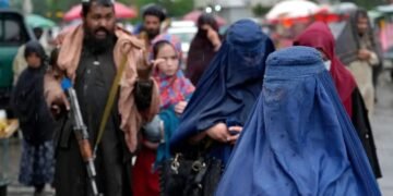 عیاللرگه قرشی چیکلاولر؛ طالبان عیاللرگه دولت اداره‌لریگه یوزلرینی یاپیب کېریش‌نی بویورگن