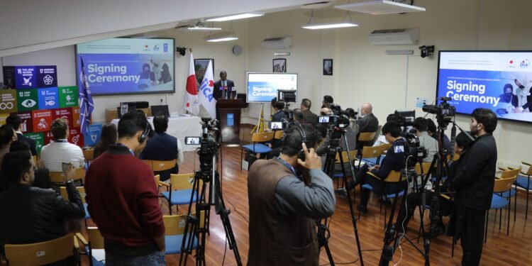 جاپان افغانستان عیاللرینی قوللب-قوتلش مقصدیده ۵.۶ میلیون دالر یاردم کۉرسه‌تدی