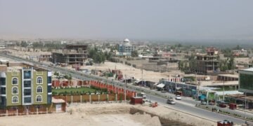 لغمان‌ده ترافیکی حادثه نتیجه‌سیده بیر عیال و بیر باله شامل آلتی کیشی جان بېردی