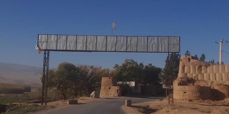 سرپلده اۉزبېکچه لوحه‌نینگ بوش جایی؛ فعاللر قیته اۉزبېکچه یازیلیشینی طلب قیله‌دی