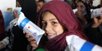 جهان آزیق-آوقت دستوری: افغانستان‌ده‌گی باله‌لرگه طعام ییتیشماوچیلیک خوفی آرتماقده