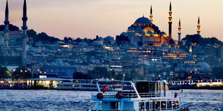 اۉتگن ۱۰ آی دوامی‌ده ۴۷ میلیون‌دن آرتیق توریست تورکیه‌نی کۉریب چیققن