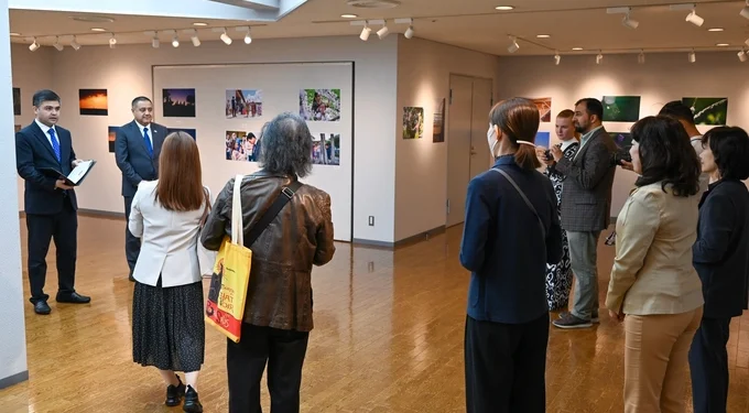 جاپانده، اۉزبېکستانلیک کر و ضعیف اېشیتووچی یاشلر نینگ عکس کۉرگزمه‌سی آچیلدی