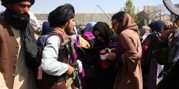 بریتانیا اېلچیخانه‌سی افغانستانده عیاللر تصور قیلیب بۉلمه‌یدیگن ظلملرگه دوچ کېله‌یاتگنینی بیلدیرگن