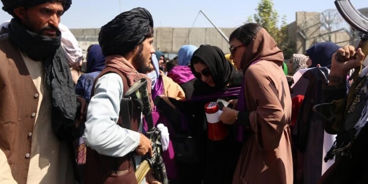 بریتانیا اېلچیخانه‌سی افغانستانده عیاللر تصور قیلیب بۉلمه‌یدیگن ظلملرگه دوچ کېله‌یاتگنینی بیلدیرگن