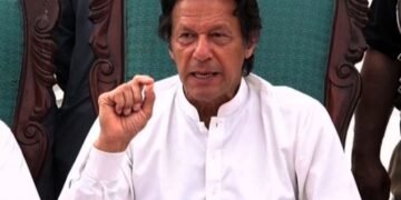 پاکستان عمران خان بیلن یکّه‌ ترتیبده اوچره‌شیش خواهله‌دی