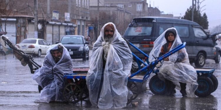 افغانستانده هوا یاغیشی؛ هواشناسلیک ادارهسی اۉن ولایتده قار و یامغیر یاغیشیدن خبر بېردی