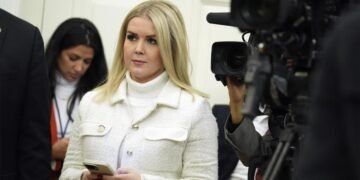 آق‌اوی سۉزلاوچیسی افغانستانلیک مهاجرلر تیکشیریلمه‌ی امریکاگه آلیب کېلینگنینی ادعا قیلدی