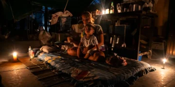 اندونیزیاده بیر نیچه کون‌دن بیری دوام اېتیب تورگن سوو تاشقینلری یوزلب آدم اۉلیمیگه سبب بۉلدی