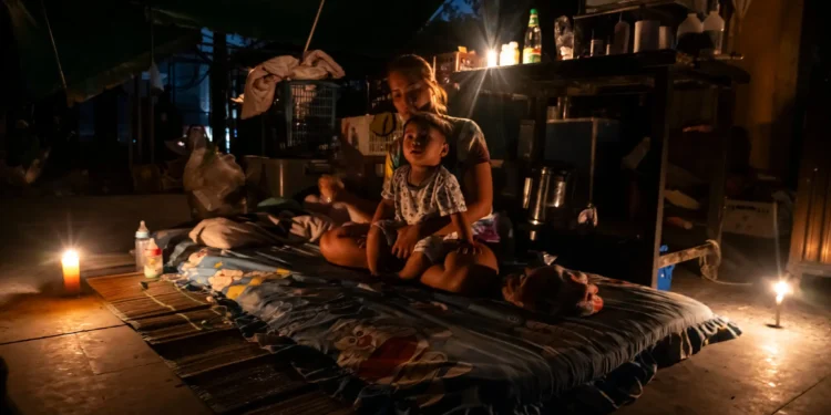 اندونیزیاده بیر نیچه کوندن بیری دوام اېتیب تورگن سوو تاشقینلری یوزلب آدم اۉلیمیگه سبب بۉلدی