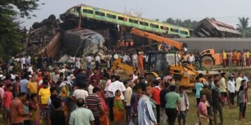 هندوستان‌ده ایککی ریل تۉقنشویی عاقبتیده یوزدن آرتیق کیشی‌ یره‌لندی