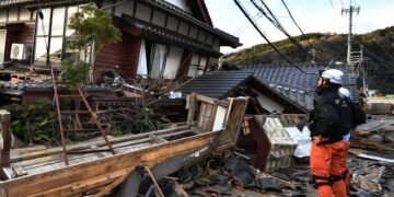 جاپان‌ده کوچلی زلزله؛ سونامی یوز بېریشی آگاه‌لنتیریلدی