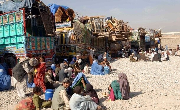 افغانستانلیک مهاجرلرنینگ کېنگ کۉلمده قیتیشی؛ طالبان و‌ میدانیده‌گی قرمه‌-قرشی روایتلری